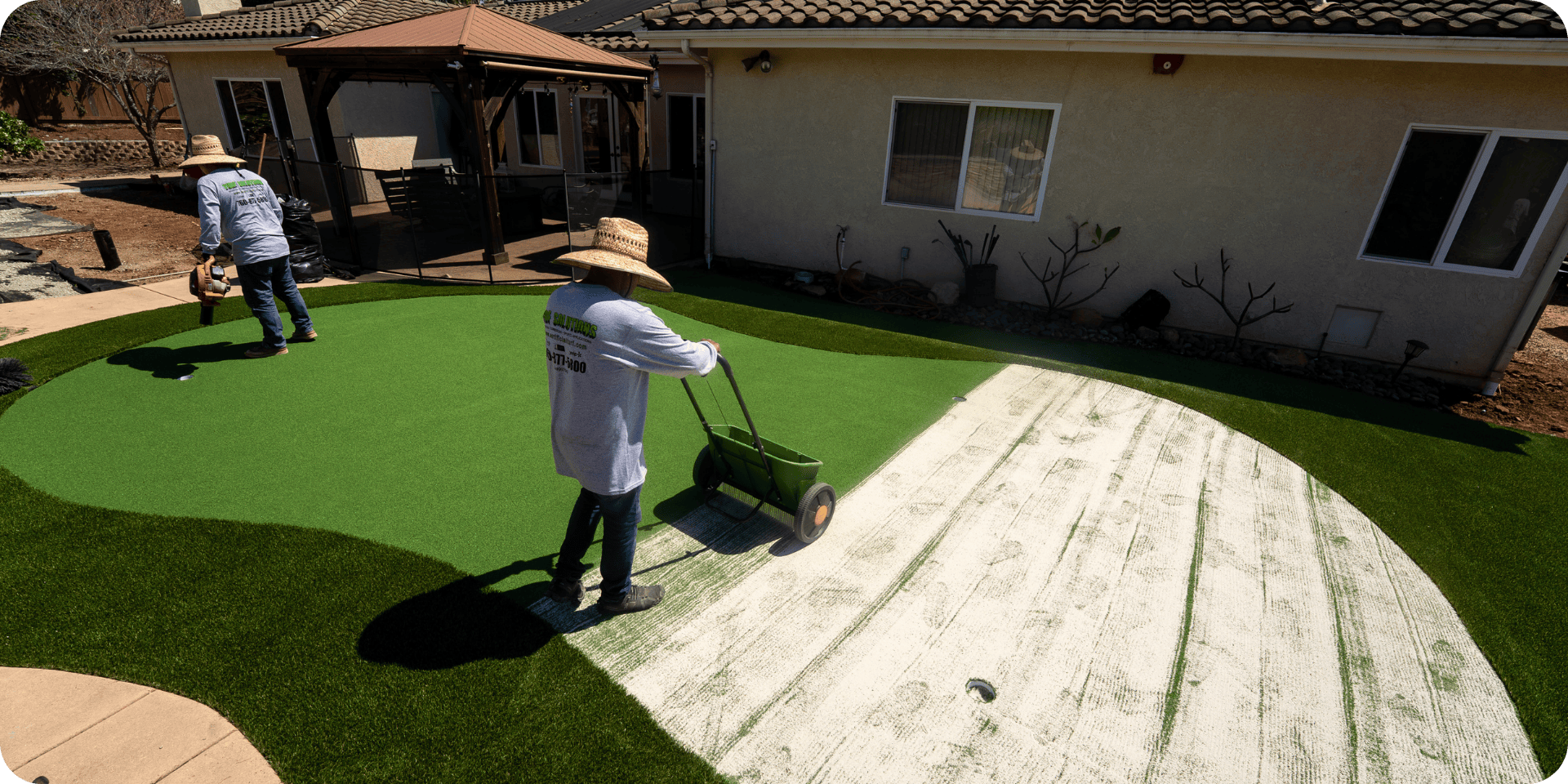 distributing silica sand infill on a golf and putting green
